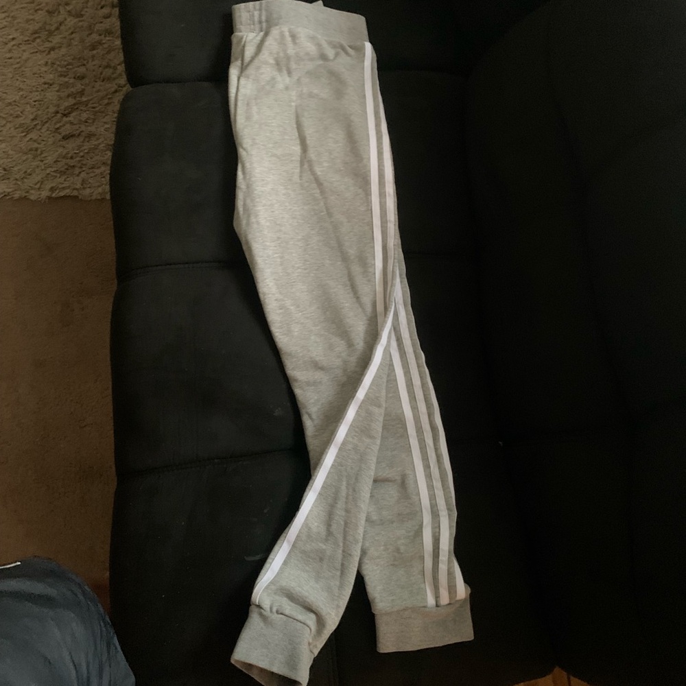 Pants adidas for woman or boys like new!!